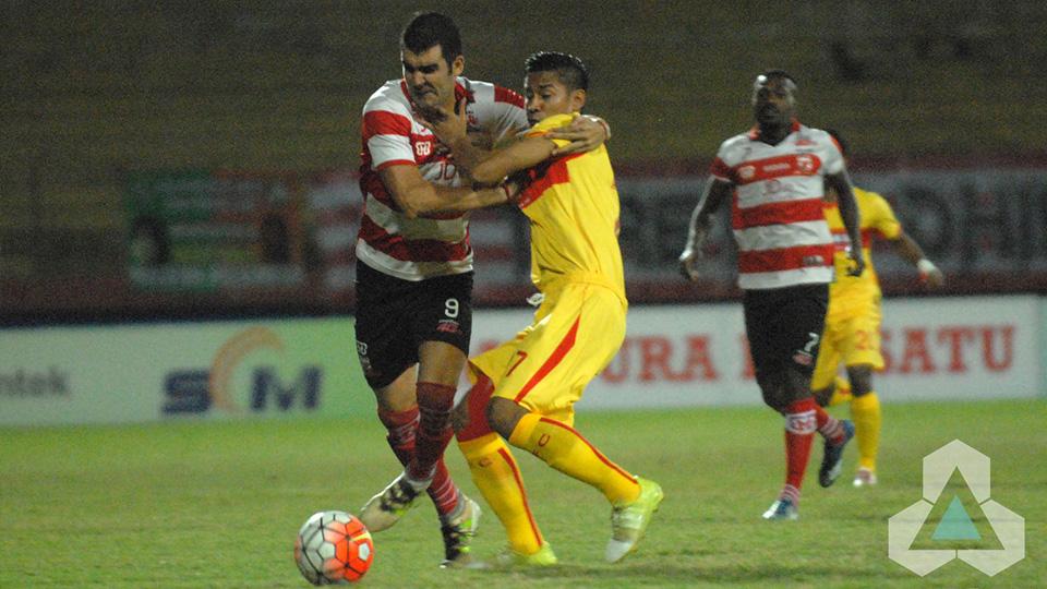 Duel antara pemain Madura United (kiri) dan Bhayangkara FC (22/10/16). - INDOSPORT